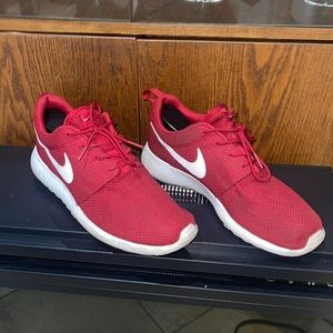 Nike roshe run red size 10